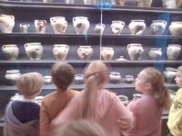 7 Uczniowie oglądają przedmioty archeologiczne