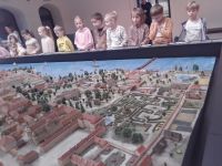 9 Uczniowie oglądają makietę Warszawy