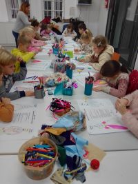 15 Uczniowie projektują strój dla króla i królowej
