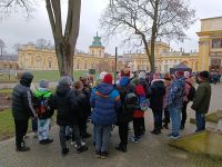 18. Dzieci przed pałacem w Wilanowie
