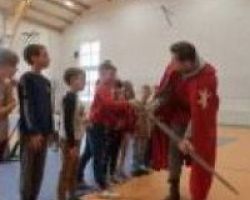 Uczniowie klas najmłodszych próbują poddnieść miecz jednoręczny, co nikomu się nie udaje.