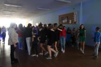 5. Społeczność szkolna tańczy.