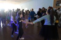 10. Społeczność szkolna tańczy.