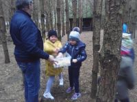 13 Dzieci znalazły jajka ukryte w lesie