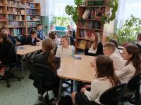 6. Dzieci przygotowują się do recytacji.
