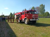 13. Strażacy i samochód strażacki
