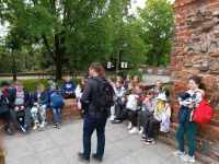 10. Dzieci zwiedzają Toruń.