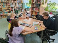 6. Dzieci czytają w bibliotece.