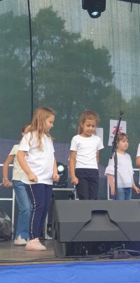 5.  Dzieci występują na scenie.