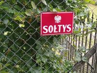 11. Tabliczka z napisem sołtys.