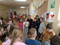 02. Dzieci z klasy VI na zajęciach z pomocy przedmedycznej.