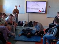 16. Dzieci z klasy VI na zajęciach z pomocy przedmedycznej.