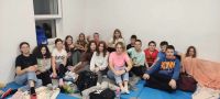 1. Klasa VII z wychowawczynią siedzą na materacach.