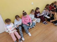 26. Dzieci czytają.