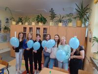 2. Dziewczyny z niebieskimi balonami.