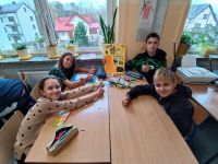 18. Dzieci pracują w grupie.
