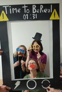 10. Nauczycielki pozują do zdjęcia z fotoramką.