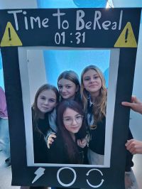 19. Dziewczyny w fotoramce.