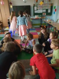 8. Dzieci się bawią.