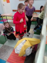 11. Dzieci się bawią.