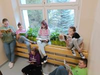 4.  Dzieci czytają.