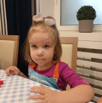 5. Przedszkolaki robią pierniki.