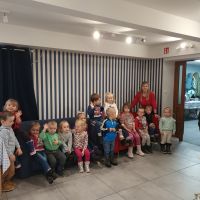 12. Przedszkolaki robią pierniki.