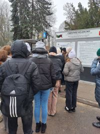 6. Dzieci na cmentarzu na Powązkach.