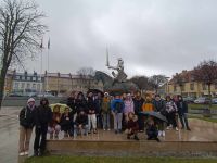 8. Klasa VI na tle pomnika.