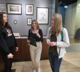 Trzy dziewczyny rozwiązują zagadki związane z wystawą w Muzeum Józefa Piłsudskiego