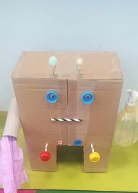 8. Robot z materiałów wtórnych.