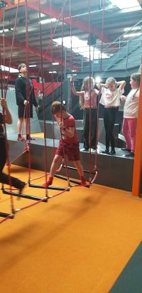 7. Dzieci w parku trampolin.