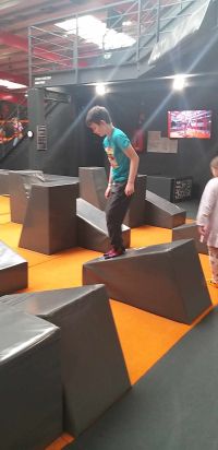 9. Dzieci w parku trampolin.