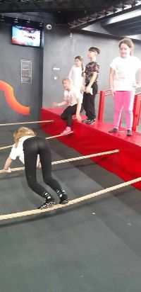 21. Dzieci w parku trampolin.