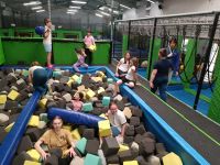 2. Dzieci w parku trampolin.