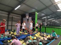5. Dzieci w parku trampolin.