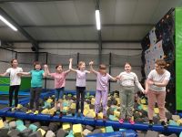 6. Dzieci w parku trampolin.