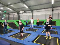 7. Dzieci w parku trampolin.