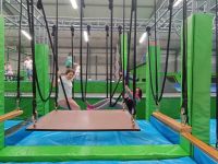 17. Dzieci w parku trampolin.