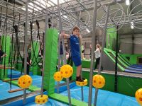 18. Dzieci w parku trampolin.