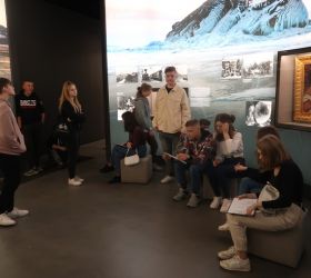 Uczniowie siedzą i ogladają fotorelację o zsyłce Piłsudksiego na Syberię