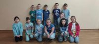 2. Dzieci ubrane na niebiesko.
