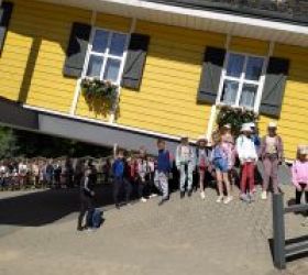 Dzieci zwiedziły  Latającą Chatę Tajemnic_