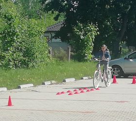 Zawodnik jedzie po wyznaczoneej ścieżce rowerowej podczas egzaminu