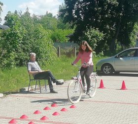 Uczennica klasy czwartej rozpoczyna egzamin na kartę rowerową