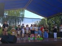 01. Dzieci odbierają nagrody.