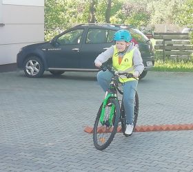 Uczeń klasy czwartej zjeżdza z tarki na trasie rowerowej