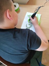 12. Uczeń wykonuje projekt 3d z użyciem długopisów 3d.