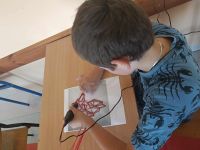 16. Chłopiec tworzy rysunek 3d.