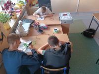 23. Trzech chłopców tworzy prace 3d.